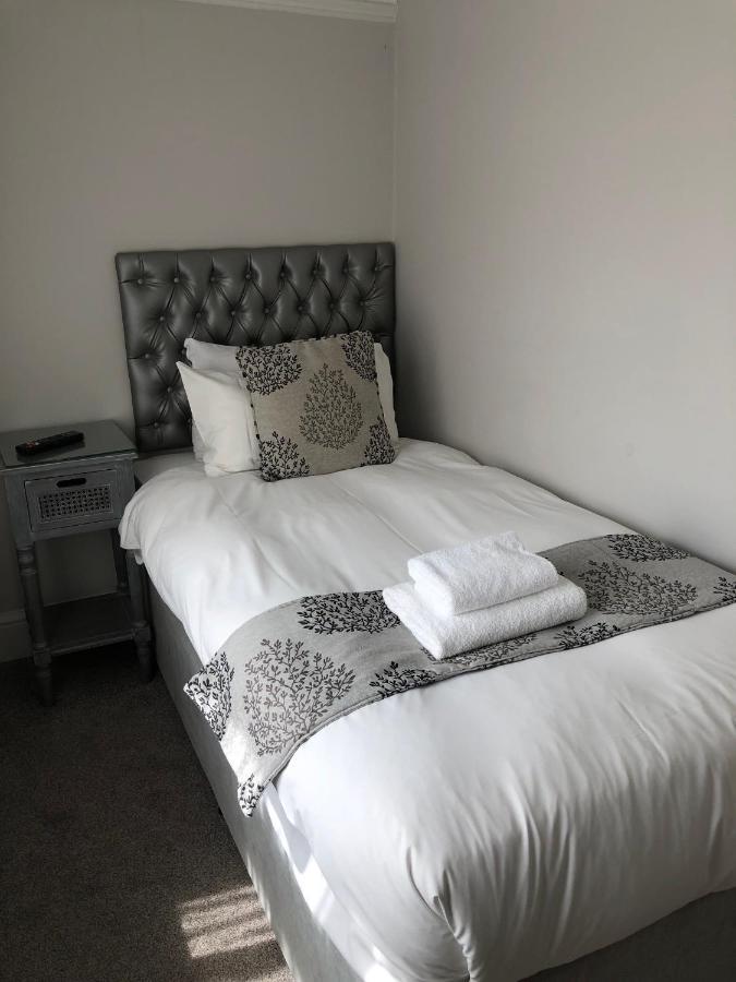 The Maple Manor Hotel 크롤리 외부 사진